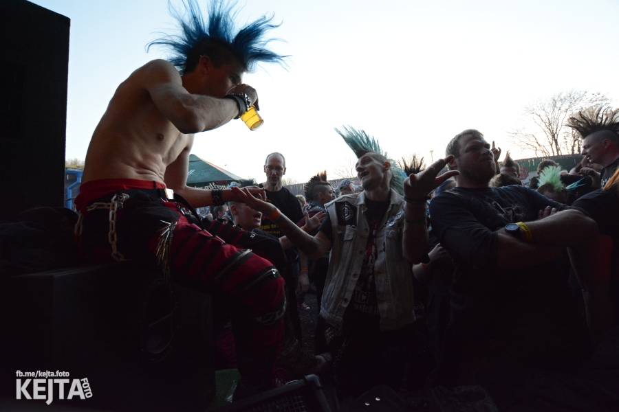 Barevné účesy, punk a teplé počasí: Číro Fest v první den rozhýbali SPS, Streetmachine nebo Vychcaný knedlíky