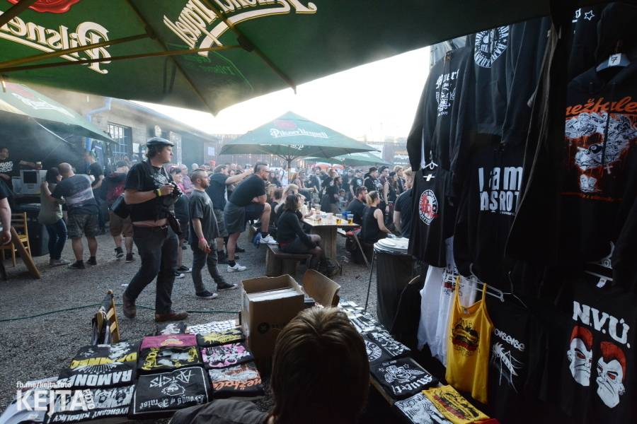 Barevné účesy, punk a teplé počasí: Číro Fest v první den rozhýbali SPS, Streetmachine nebo Vychcaný knedlíky