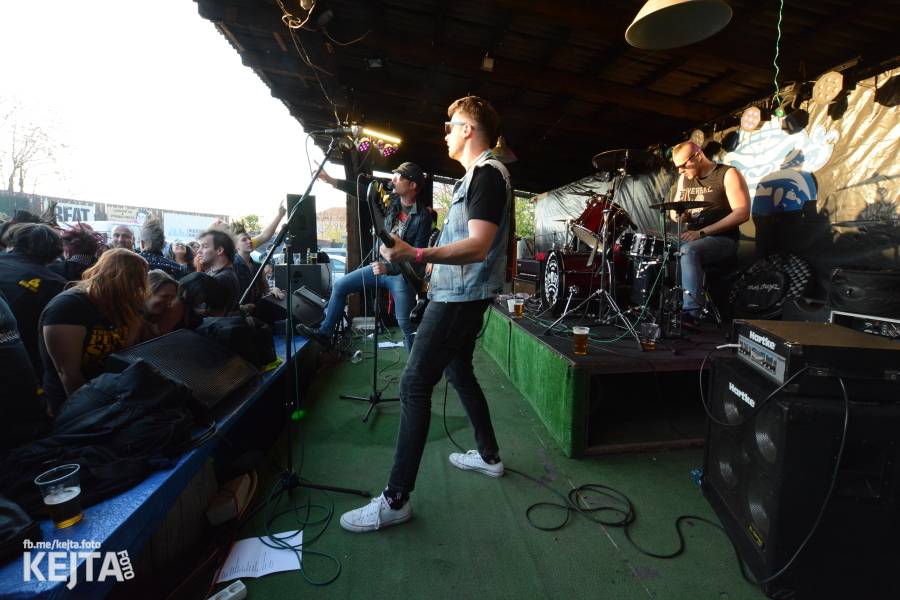 Barevné účesy, punk a teplé počasí: Číro Fest v první den rozhýbali SPS, Streetmachine nebo Vychcaný knedlíky