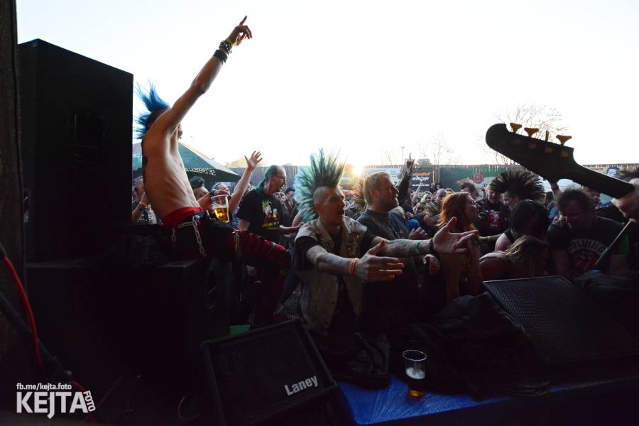 Barevné účesy, punk a teplé počasí: Číro Fest v první den rozhýbali SPS, Streetmachine nebo Vychcaný knedlíky