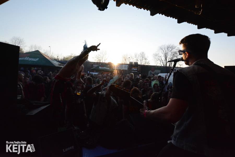 Barevné účesy, punk a teplé počasí: Číro Fest v první den rozhýbali SPS, Streetmachine nebo Vychcaný knedlíky