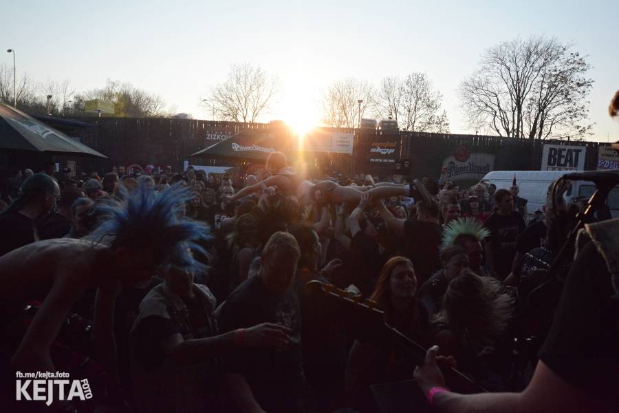 Barevné účesy, punk a teplé počasí: Číro Fest v první den rozhýbali SPS, Streetmachine nebo Vychcaný knedlíky