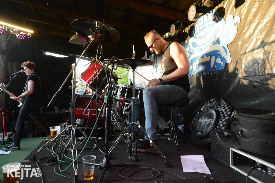 Barevné účesy, punk a teplé počasí: Číro Fest v první den rozhýbali SPS, Streetmachine nebo Vychcaný knedlíky