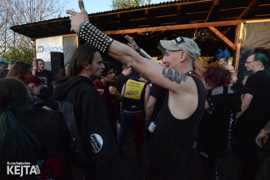 Barevné účesy, punk a teplé počasí: Číro Fest v první den rozhýbali SPS, Streetmachine nebo Vychcaný knedlíky