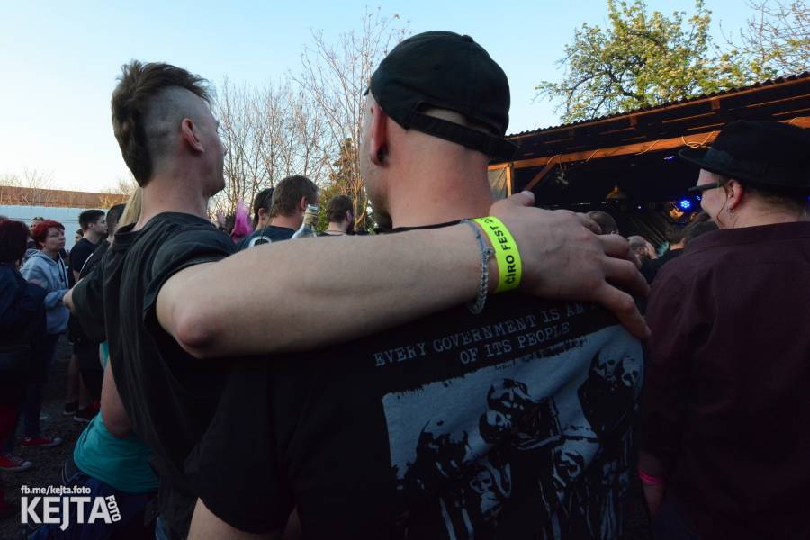 Barevné účesy, punk a teplé počasí: Číro Fest v první den rozhýbali SPS, Streetmachine nebo Vychcaný knedlíky