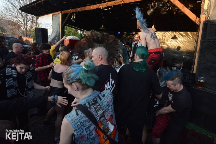 Barevné účesy, punk a teplé počasí: Číro Fest v první den rozhýbali SPS, Streetmachine nebo Vychcaný knedlíky