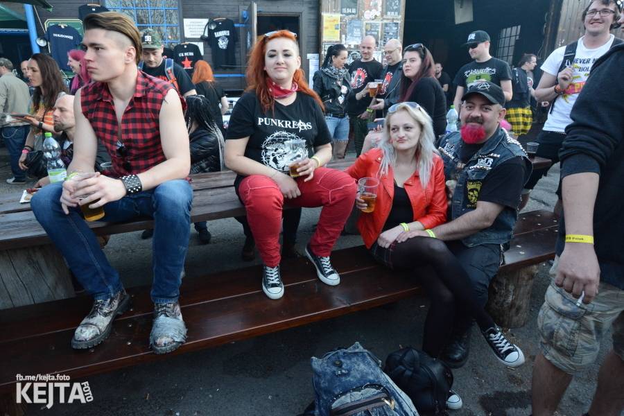 Barevné účesy, punk a teplé počasí: Číro Fest v první den rozhýbali SPS, Streetmachine nebo Vychcaný knedlíky