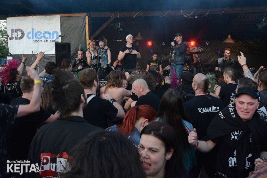 Barevné účesy, punk a teplé počasí: Číro Fest v první den rozhýbali SPS, Streetmachine nebo Vychcaný knedlíky