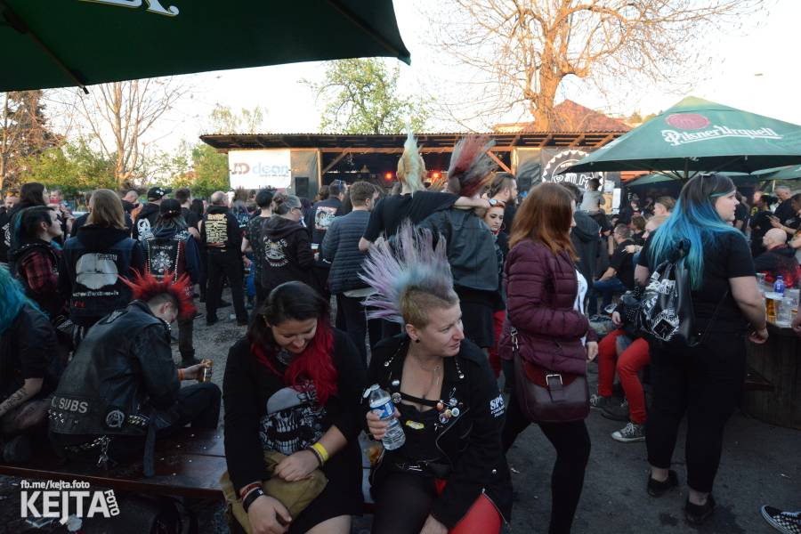 Barevné účesy, punk a teplé počasí: Číro Fest v první den rozhýbali SPS, Streetmachine nebo Vychcaný knedlíky