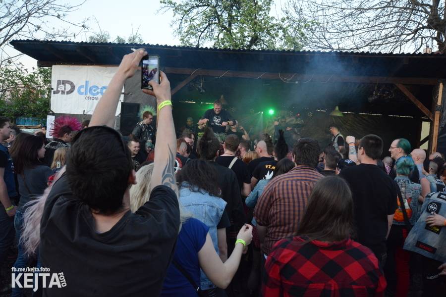 Barevné účesy, punk a teplé počasí: Číro Fest v první den rozhýbali SPS, Streetmachine nebo Vychcaný knedlíky