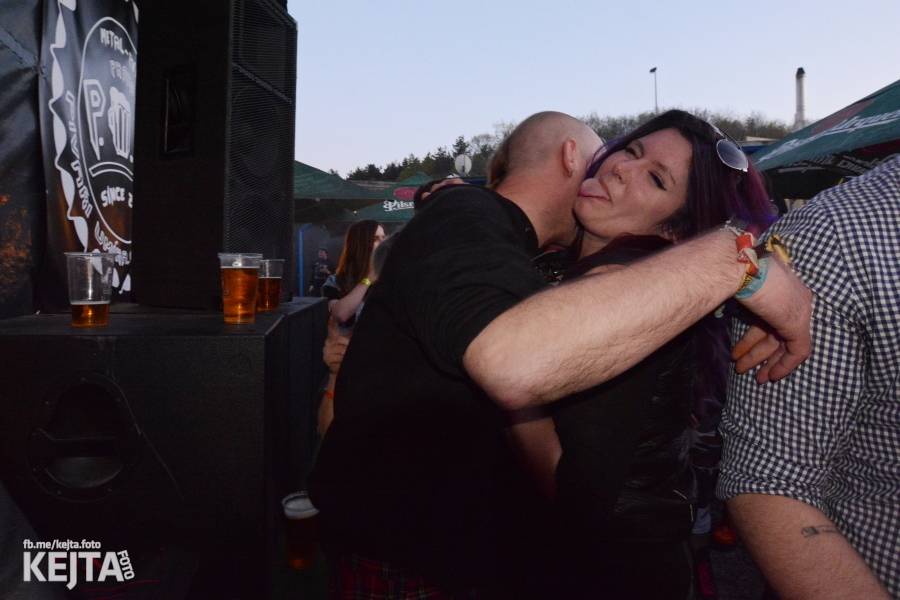 Barevné účesy, punk a teplé počasí: Číro Fest v první den rozhýbali SPS, Streetmachine nebo Vychcaný knedlíky