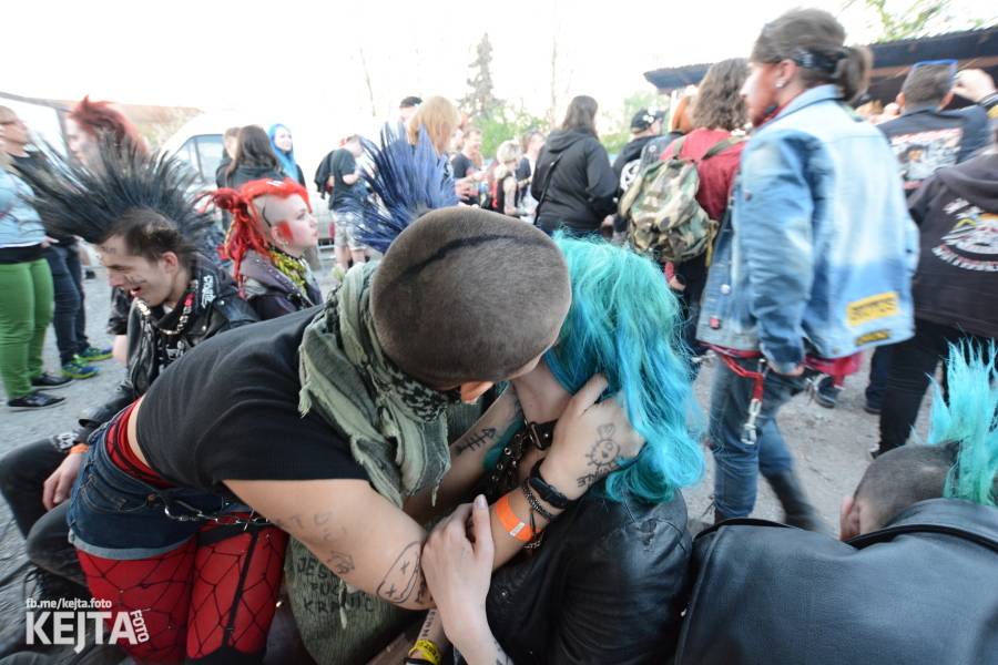 Barevné účesy, punk a teplé počasí: Číro Fest v první den rozhýbali SPS, Streetmachine nebo Vychcaný knedlíky