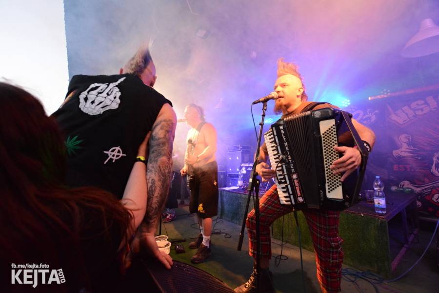 Barevné účesy, punk a teplé počasí: Číro Fest v první den rozhýbali SPS, Streetmachine nebo Vychcaný knedlíky