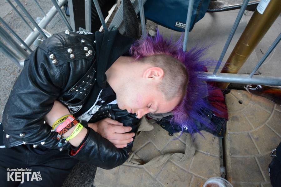 Barevné účesy, punk a teplé počasí: Číro Fest v první den rozhýbali SPS, Streetmachine nebo Vychcaný knedlíky