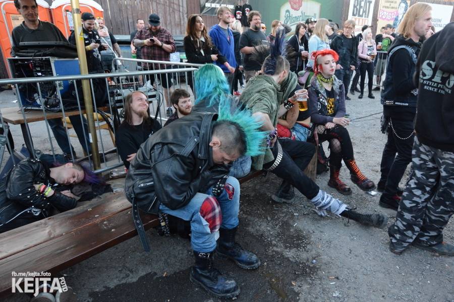 Barevné účesy, punk a teplé počasí: Číro Fest v první den rozhýbali SPS, Streetmachine nebo Vychcaný knedlíky