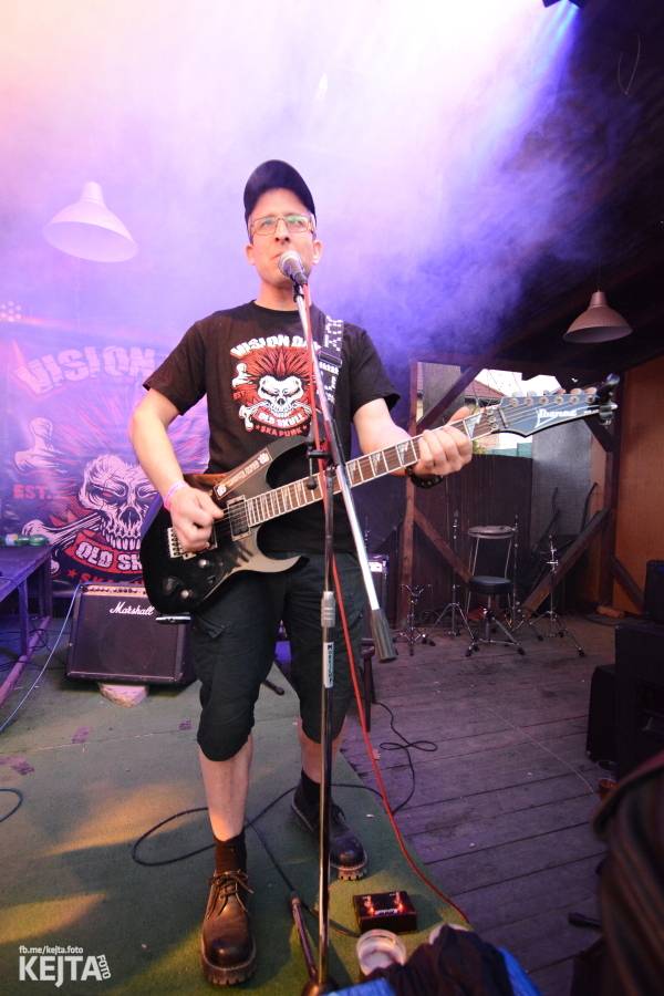 Barevné účesy, punk a teplé počasí: Číro Fest v první den rozhýbali SPS, Streetmachine nebo Vychcaný knedlíky