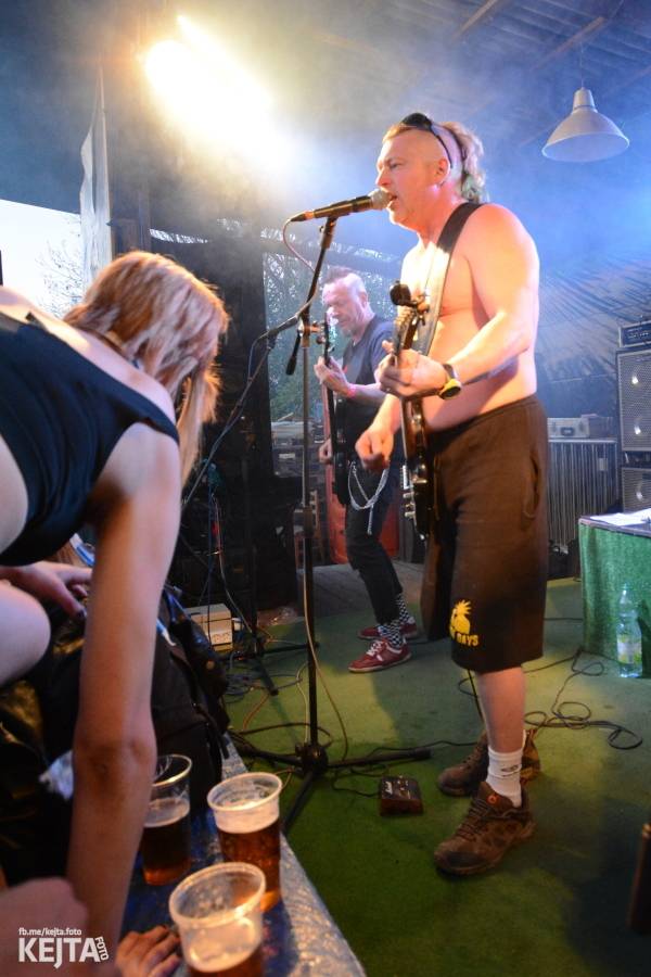 Barevné účesy, punk a teplé počasí: Číro Fest v první den rozhýbali SPS, Streetmachine nebo Vychcaný knedlíky