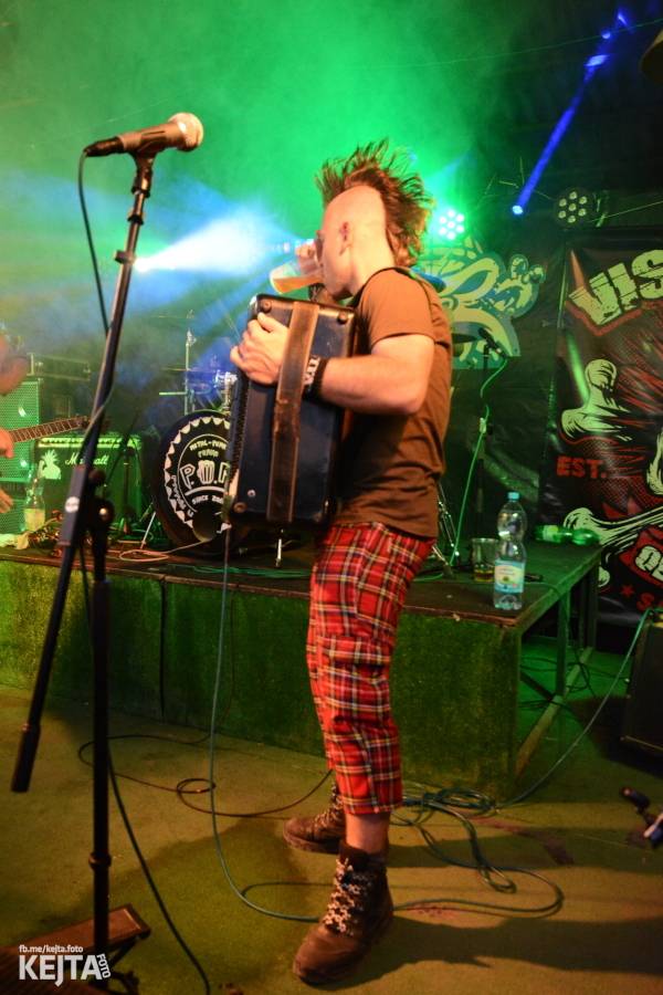 Barevné účesy, punk a teplé počasí: Číro Fest v první den rozhýbali SPS, Streetmachine nebo Vychcaný knedlíky