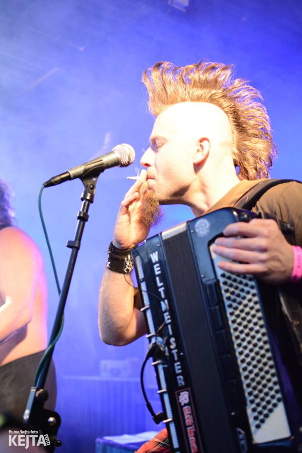 Barevné účesy, punk a teplé počasí: Číro Fest v první den rozhýbali SPS, Streetmachine nebo Vychcaný knedlíky