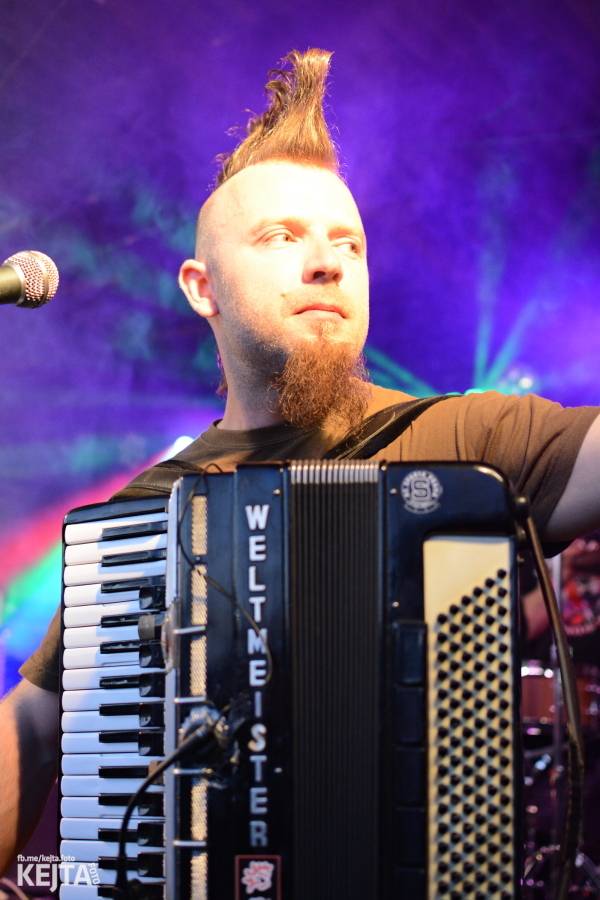 Barevné účesy, punk a teplé počasí: Číro Fest v první den rozhýbali SPS, Streetmachine nebo Vychcaný knedlíky