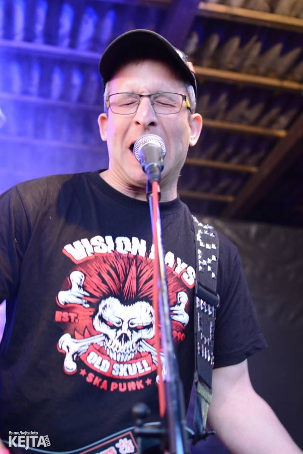 Barevné účesy, punk a teplé počasí: Číro Fest v první den rozhýbali SPS, Streetmachine nebo Vychcaný knedlíky