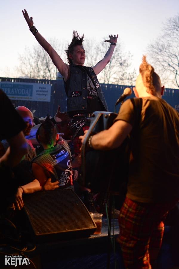 Barevné účesy, punk a teplé počasí: Číro Fest v první den rozhýbali SPS, Streetmachine nebo Vychcaný knedlíky