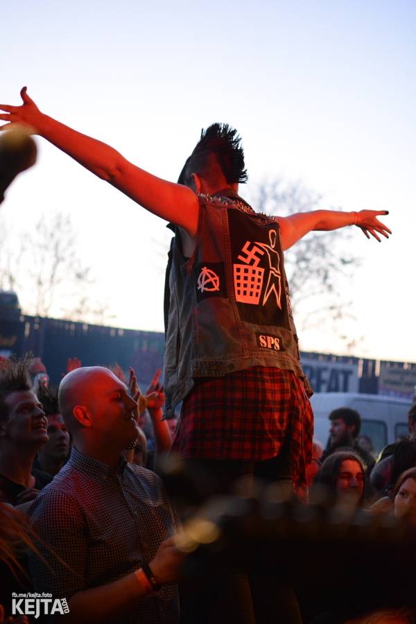 Barevné účesy, punk a teplé počasí: Číro Fest v první den rozhýbali SPS, Streetmachine nebo Vychcaný knedlíky