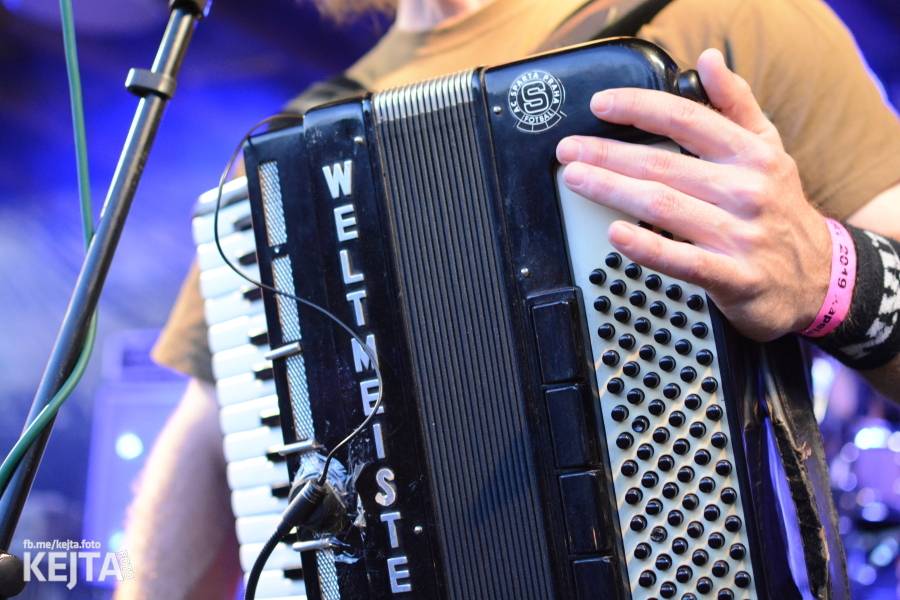 Barevné účesy, punk a teplé počasí: Číro Fest v první den rozhýbali SPS, Streetmachine nebo Vychcaný knedlíky