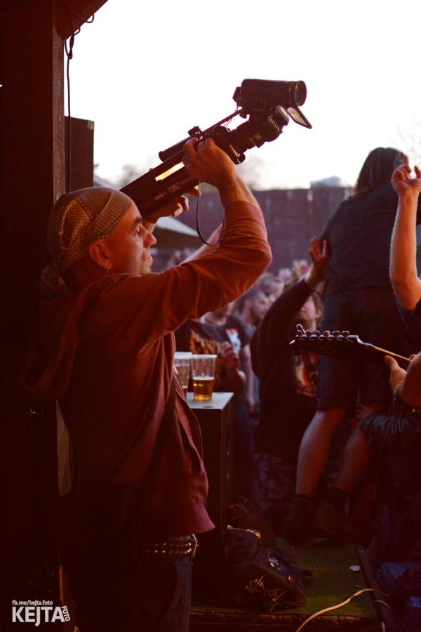 Barevné účesy, punk a teplé počasí: Číro Fest v první den rozhýbali SPS, Streetmachine nebo Vychcaný knedlíky