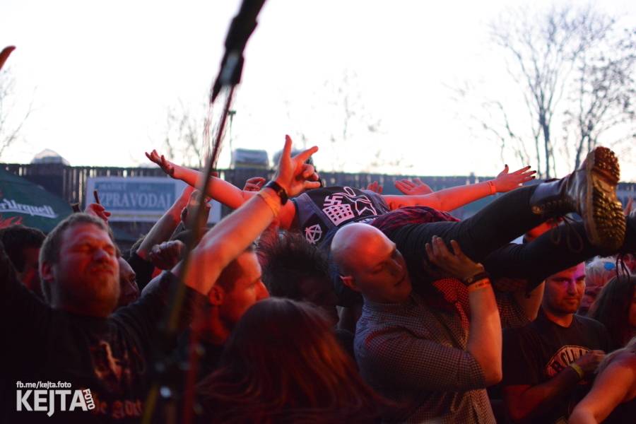 Barevné účesy, punk a teplé počasí: Číro Fest v první den rozhýbali SPS, Streetmachine nebo Vychcaný knedlíky