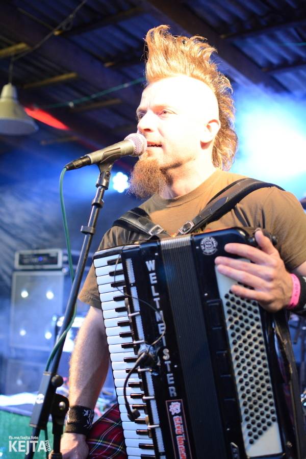 Barevné účesy, punk a teplé počasí: Číro Fest v první den rozhýbali SPS, Streetmachine nebo Vychcaný knedlíky