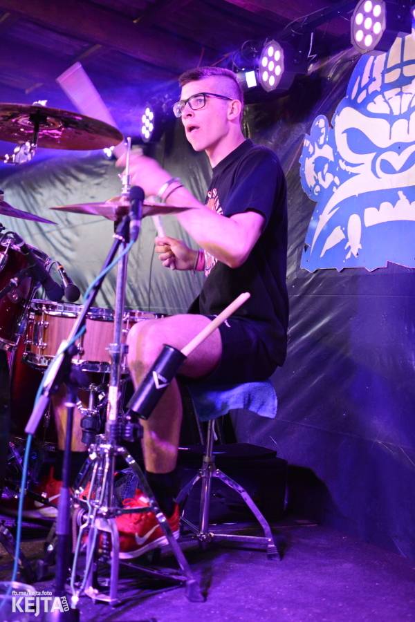 Barevné účesy, punk a teplé počasí: Číro Fest v první den rozhýbali SPS, Streetmachine nebo Vychcaný knedlíky