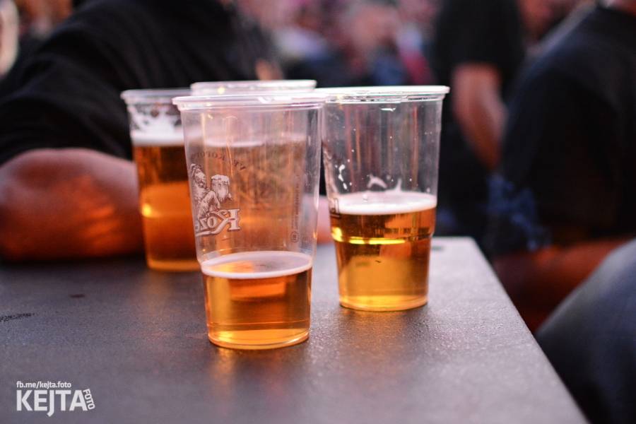 Barevné účesy, punk a teplé počasí: Číro Fest v první den rozhýbali SPS, Streetmachine nebo Vychcaný knedlíky