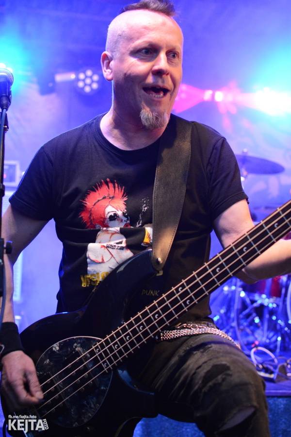 Barevné účesy, punk a teplé počasí: Číro Fest v první den rozhýbali SPS, Streetmachine nebo Vychcaný knedlíky