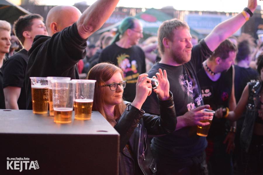 Barevné účesy, punk a teplé počasí: Číro Fest v první den rozhýbali SPS, Streetmachine nebo Vychcaný knedlíky