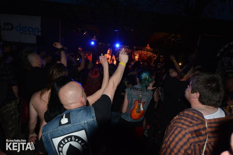 Barevné účesy, punk a teplé počasí: Číro Fest v první den rozhýbali SPS, Streetmachine nebo Vychcaný knedlíky