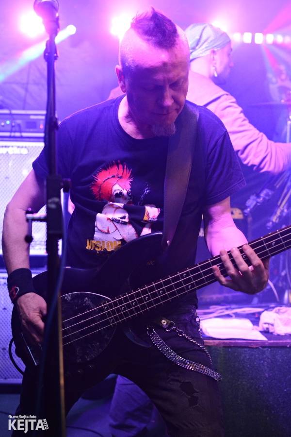 Barevné účesy, punk a teplé počasí: Číro Fest v první den rozhýbali SPS, Streetmachine nebo Vychcaný knedlíky