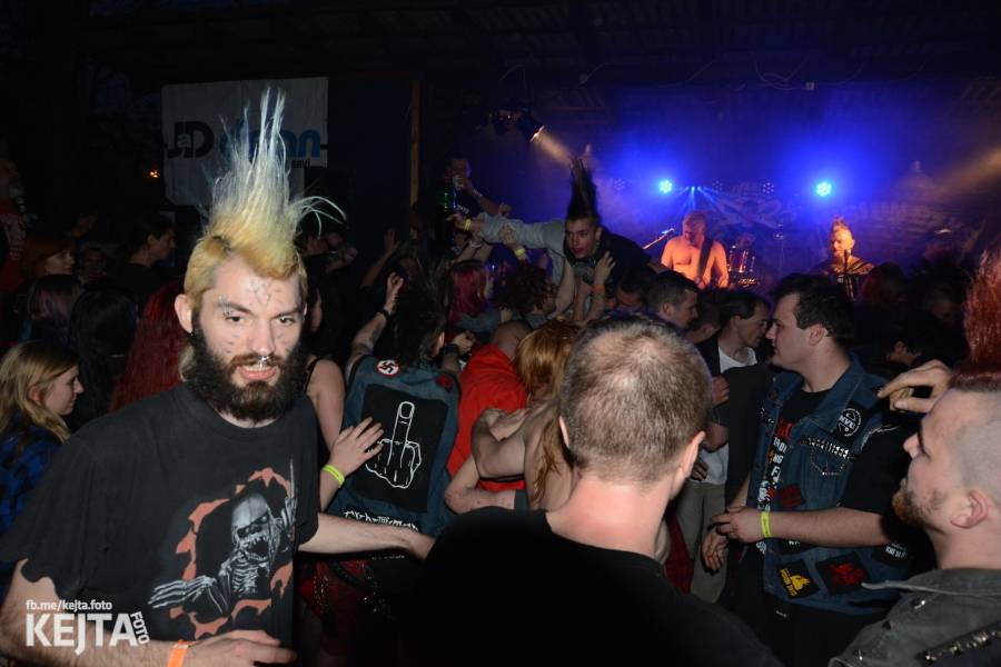 Barevné účesy, punk a teplé počasí: Číro Fest v první den rozhýbali SPS, Streetmachine nebo Vychcaný knedlíky