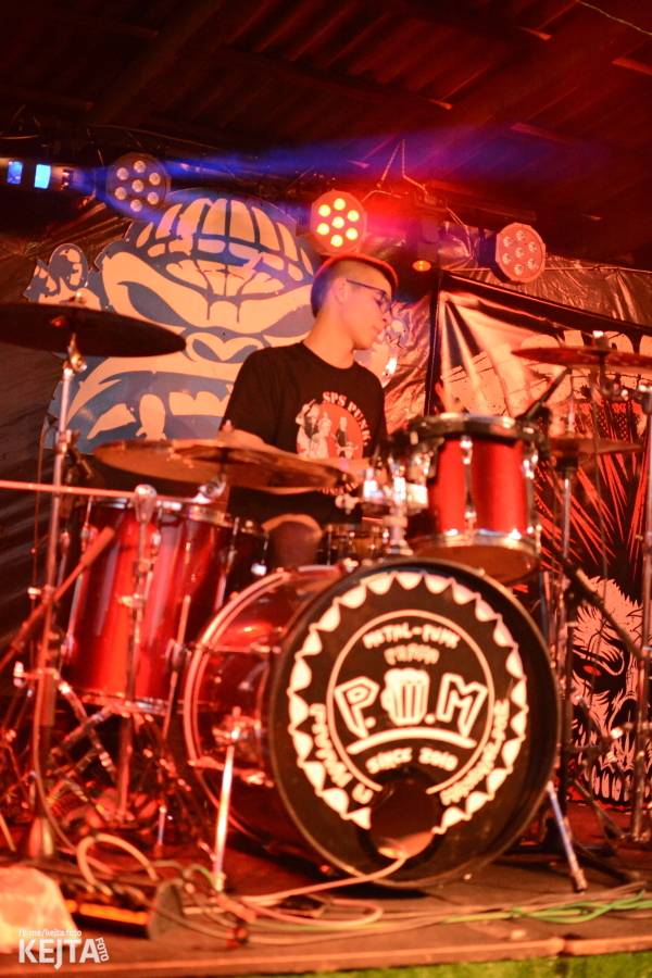 Barevné účesy, punk a teplé počasí: Číro Fest v první den rozhýbali SPS, Streetmachine nebo Vychcaný knedlíky