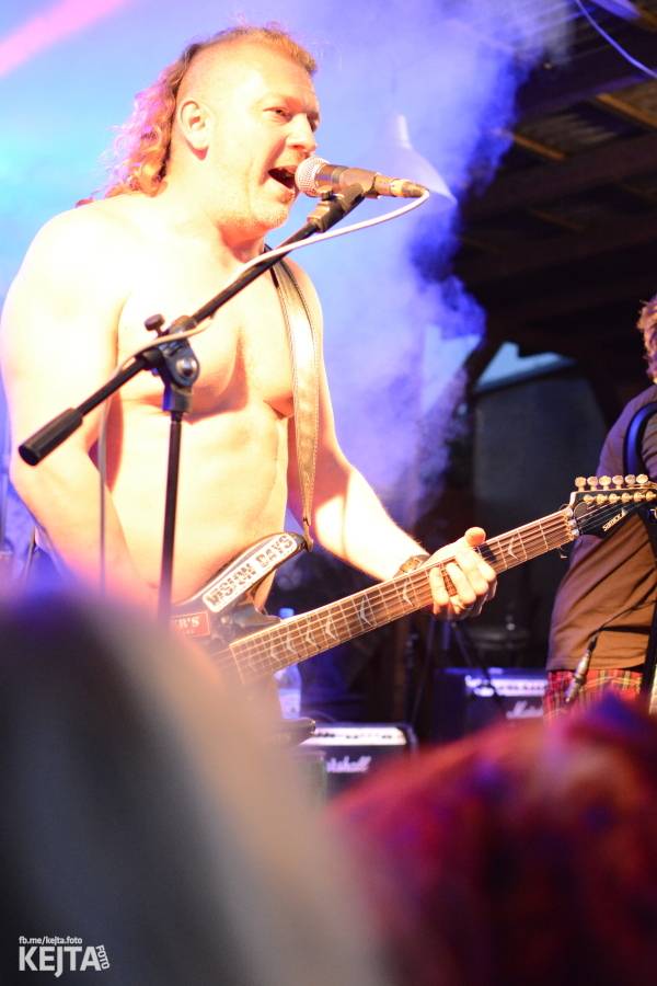 Barevné účesy, punk a teplé počasí: Číro Fest v první den rozhýbali SPS, Streetmachine nebo Vychcaný knedlíky