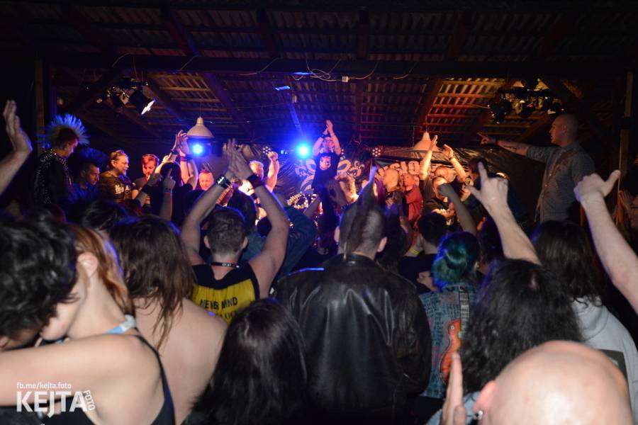 Barevné účesy, punk a teplé počasí: Číro Fest v první den rozhýbali SPS, Streetmachine nebo Vychcaný knedlíky