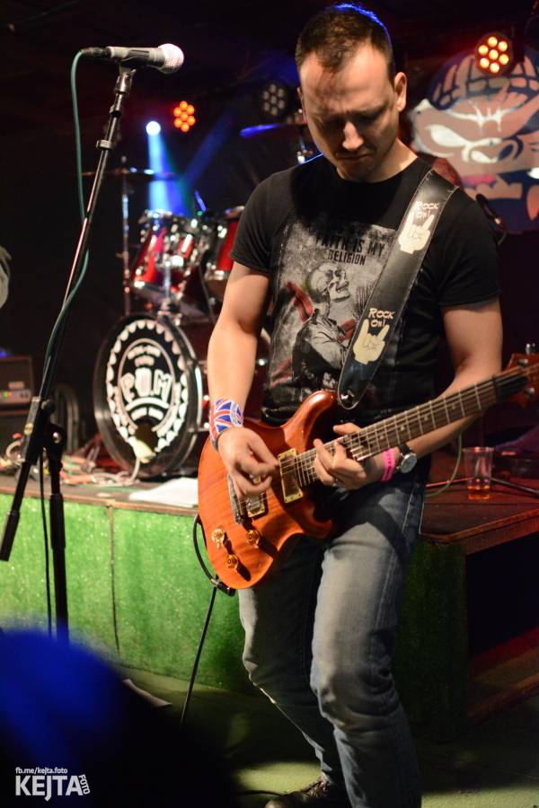 Barevné účesy, punk a teplé počasí: Číro Fest v první den rozhýbali SPS, Streetmachine nebo Vychcaný knedlíky