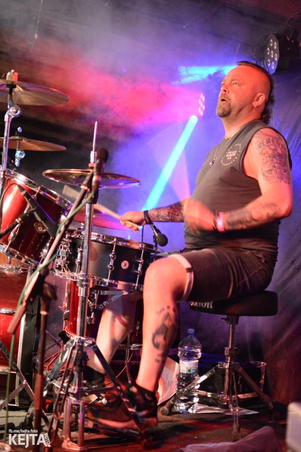 Barevné účesy, punk a teplé počasí: Číro Fest v první den rozhýbali SPS, Streetmachine nebo Vychcaný knedlíky