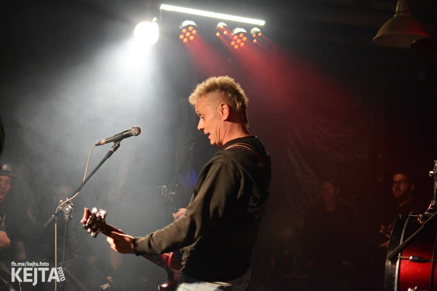 Barevné účesy, punk a teplé počasí: Číro Fest v první den rozhýbali SPS, Streetmachine nebo Vychcaný knedlíky