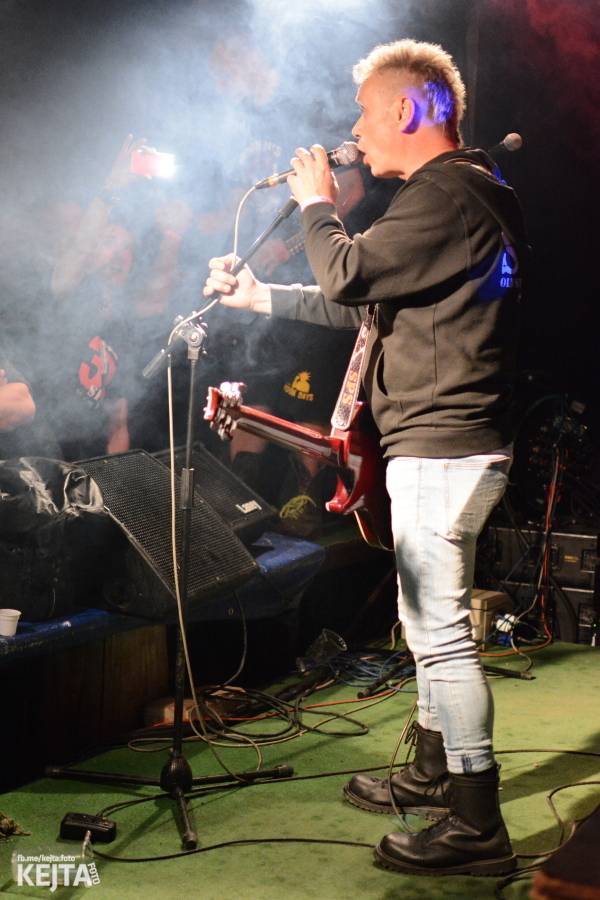 Barevné účesy, punk a teplé počasí: Číro Fest v první den rozhýbali SPS, Streetmachine nebo Vychcaný knedlíky