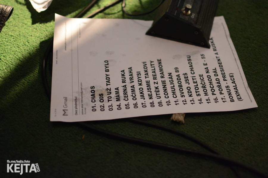 Barevné účesy, punk a teplé počasí: Číro Fest v první den rozhýbali SPS, Streetmachine nebo Vychcaný knedlíky