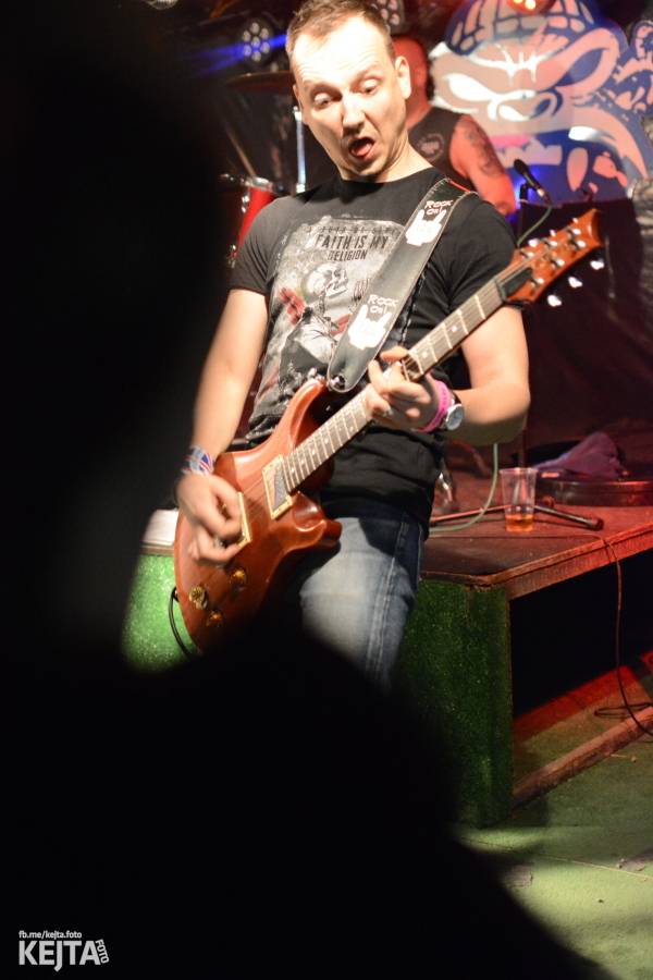 Barevné účesy, punk a teplé počasí: Číro Fest v první den rozhýbali SPS, Streetmachine nebo Vychcaný knedlíky