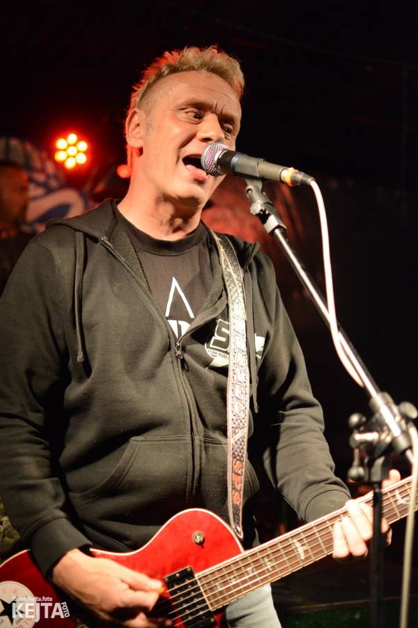 Barevné účesy, punk a teplé počasí: Číro Fest v první den rozhýbali SPS, Streetmachine nebo Vychcaný knedlíky