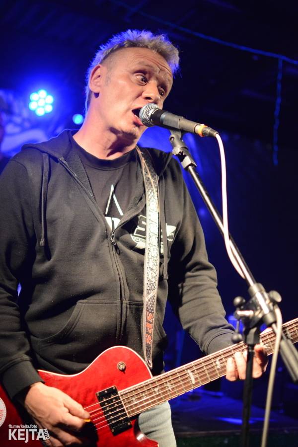 Barevné účesy, punk a teplé počasí: Číro Fest v první den rozhýbali SPS, Streetmachine nebo Vychcaný knedlíky