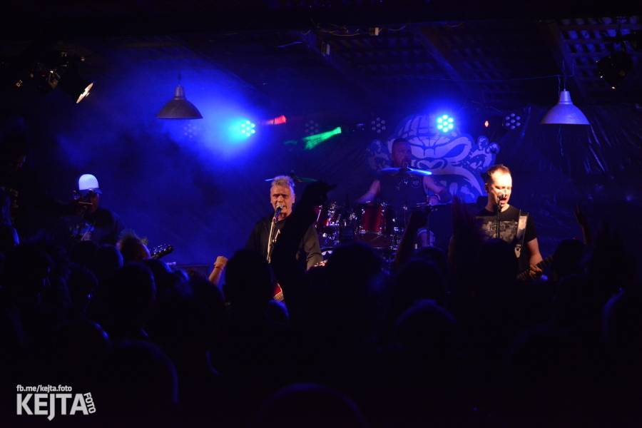 Barevné účesy, punk a teplé počasí: Číro Fest v první den rozhýbali SPS, Streetmachine nebo Vychcaný knedlíky